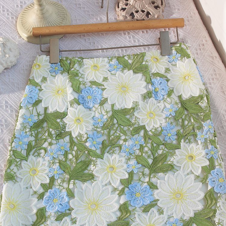 Dreamlike Floral Cutwork Embroidery Pencil Skirt